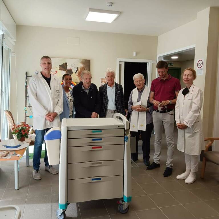 Genola, nuovo carrello infermieristico alla Residenza per anziani Giovanni XXIII