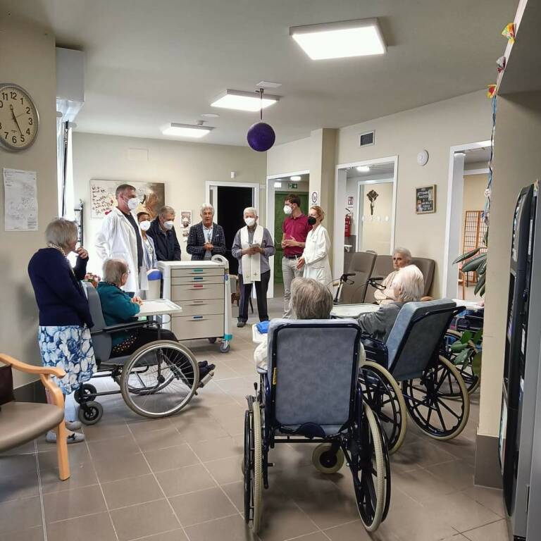 Genola, nuovo carrello infermieristico alla Residenza per anziani Giovanni XXIII