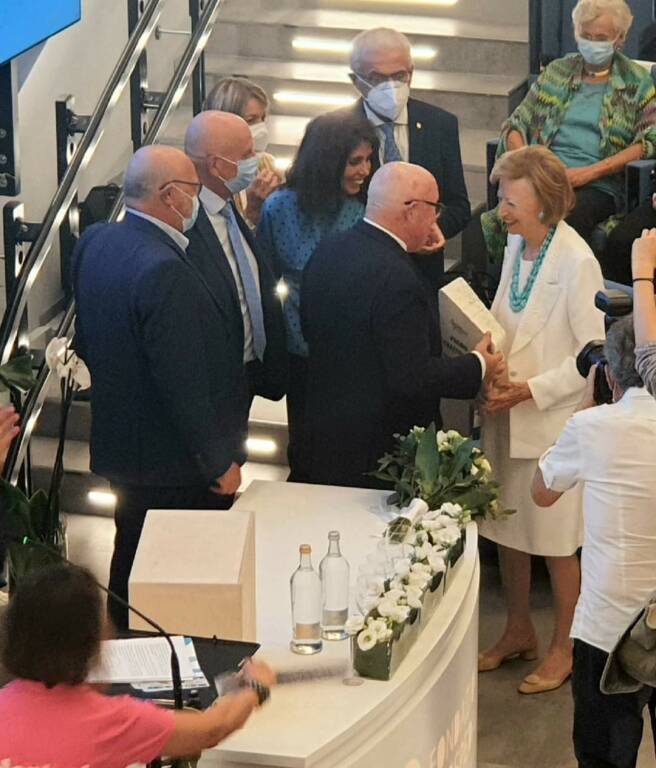 Il Premio Gratitudine 2022 della Fondazione Nuovo Ospedale Alba Bra Onlus alla signora Ferrero