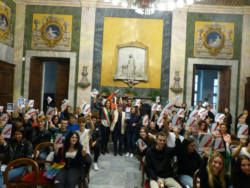 Cuneo, l’Amministrazione Comunale ha consegnato una copia della Costituzione ai neo diciottenni