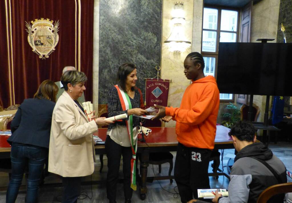Cuneo, l’Amministrazione Comunale ha consegnato una copia della Costituzione ai neo diciottenni