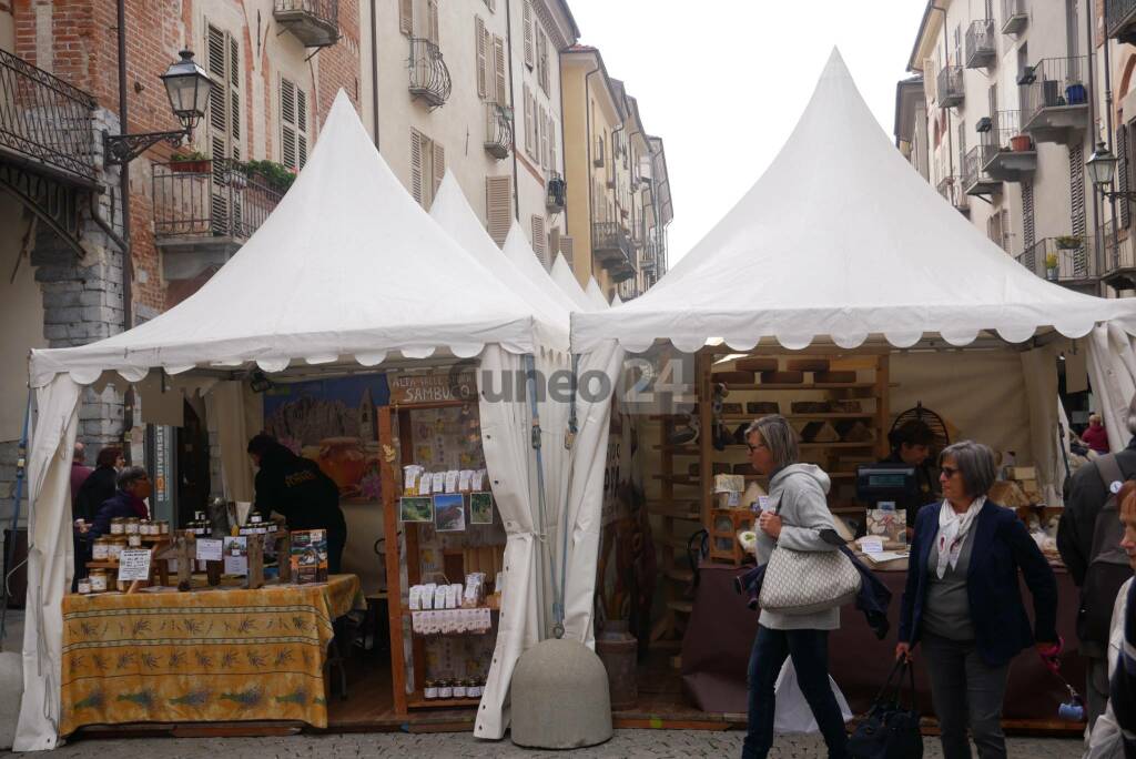 A Cuneo c&#8217;è la Fiera del Marrone: un giro tra gli stand di via Roma