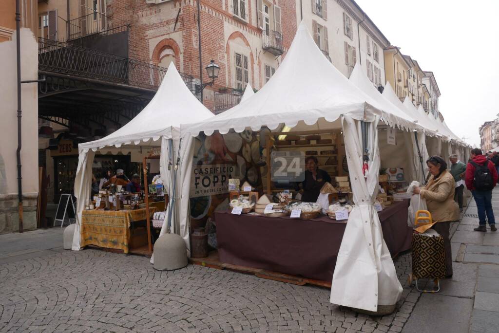 A Cuneo c&#8217;è la Fiera del Marrone: un giro tra gli stand di via Roma