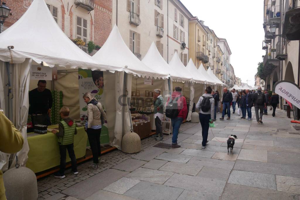 A Cuneo c&#8217;è la Fiera del Marrone: un giro tra gli stand di via Roma