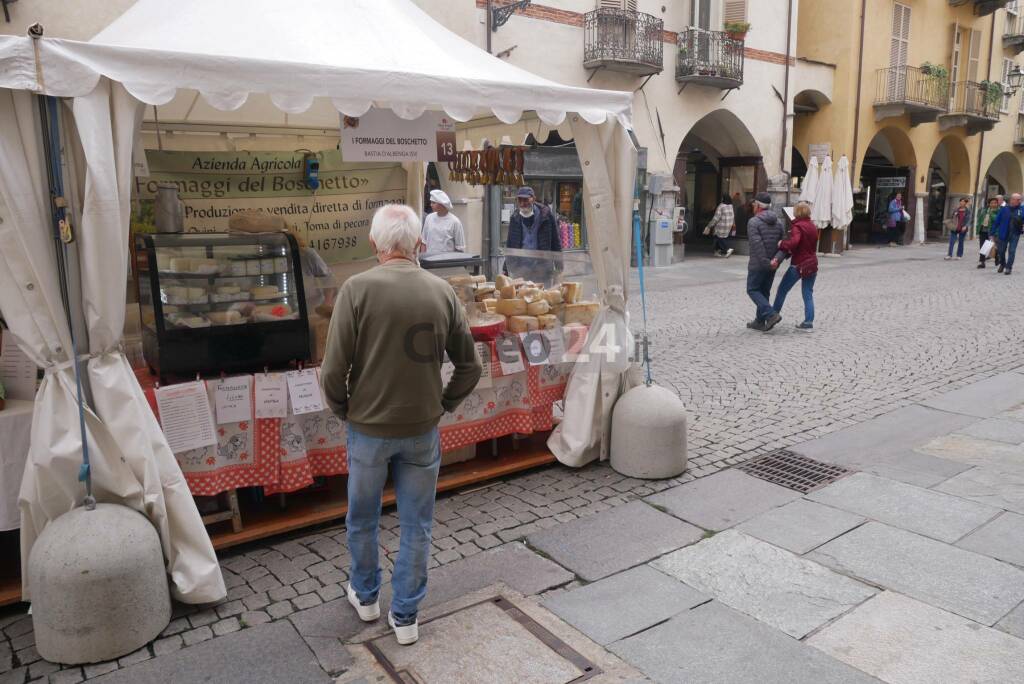 A Cuneo c&#8217;è la Fiera del Marrone: un giro tra gli stand di via Roma