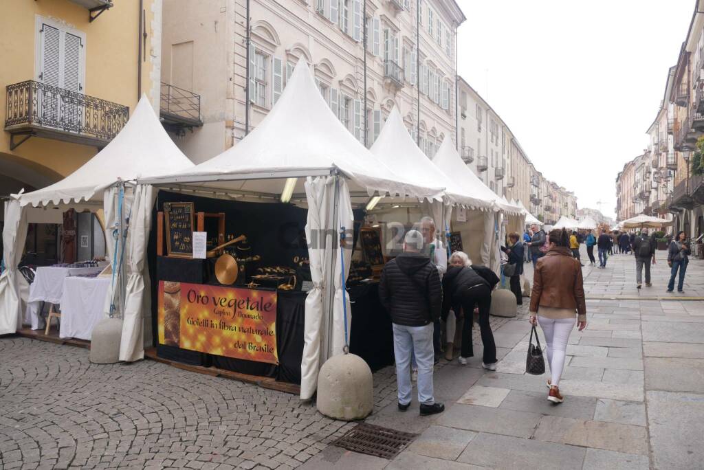 A Cuneo c&#8217;è la Fiera del Marrone: un giro tra gli stand di via Roma