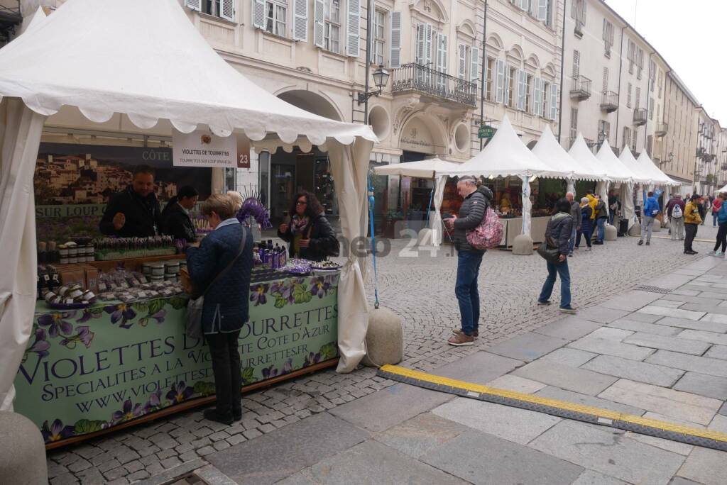 A Cuneo c&#8217;è la Fiera del Marrone: un giro tra gli stand di via Roma