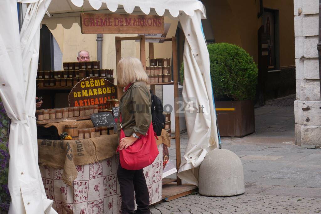 A Cuneo c&#8217;è la Fiera del Marrone: un giro tra gli stand di via Roma