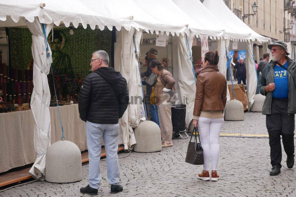 A Cuneo c&#8217;è la Fiera del Marrone: un giro tra gli stand di via Roma