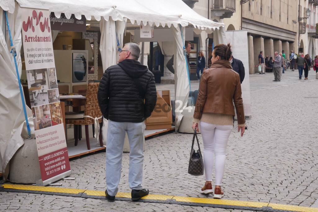 A Cuneo c&#8217;è la Fiera del Marrone: un giro tra gli stand di via Roma