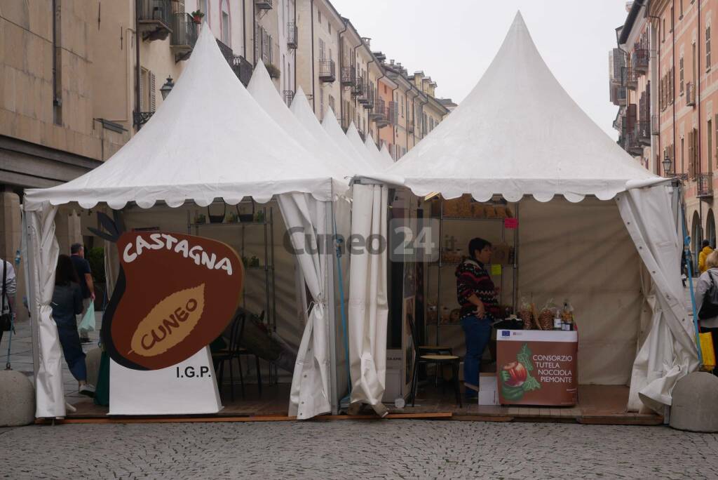 A Cuneo c&#8217;è la Fiera del Marrone: un giro tra gli stand di via Roma