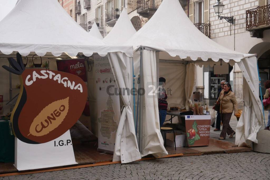 A Cuneo c&#8217;è la Fiera del Marrone: un giro tra gli stand di via Roma