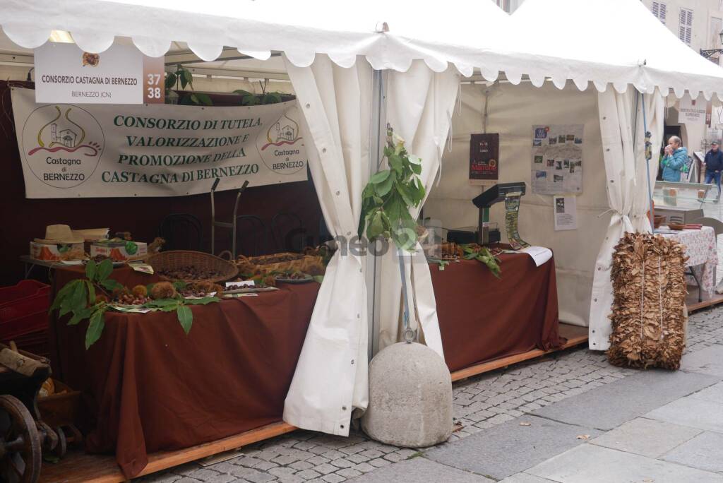 A Cuneo c&#8217;è la Fiera del Marrone: un giro tra gli stand di via Roma