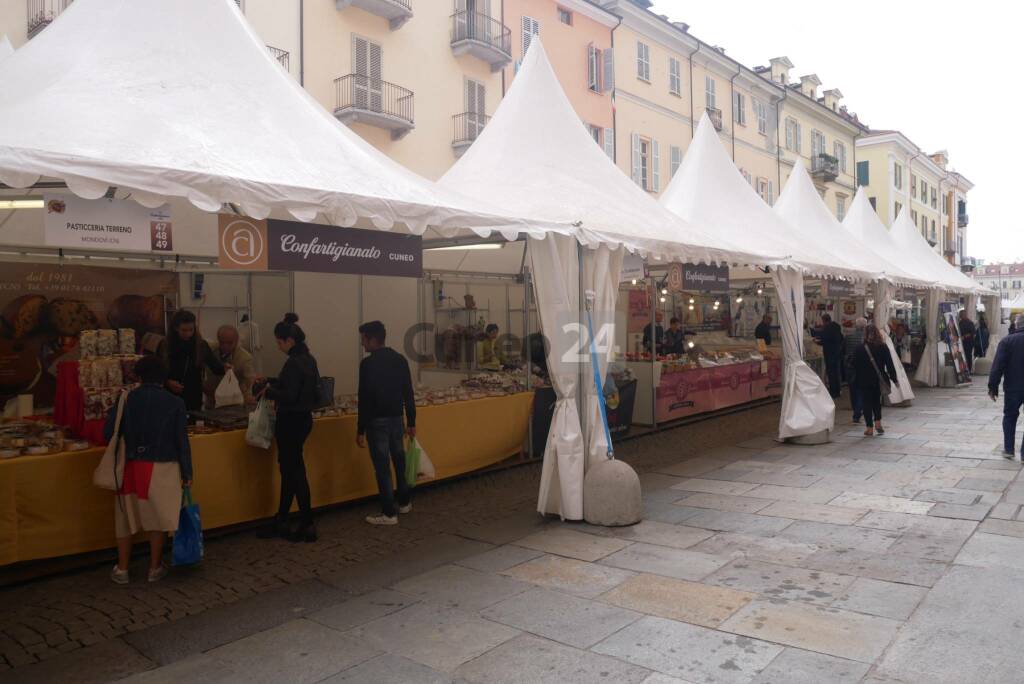 A Cuneo c&#8217;è la Fiera del Marrone: un giro tra gli stand di via Roma