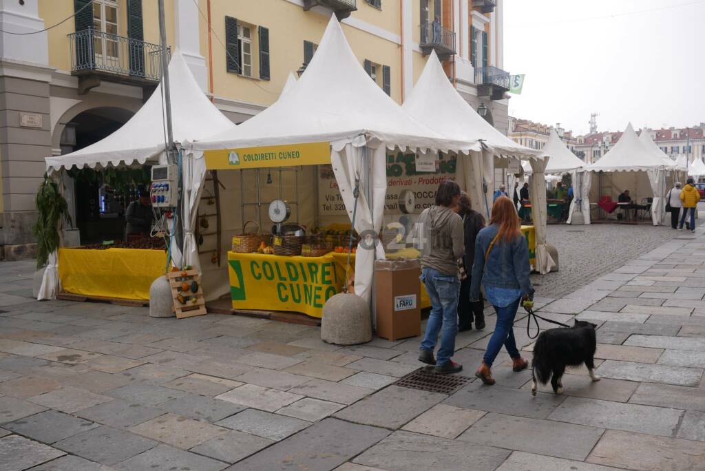 A Cuneo c&#8217;è la Fiera del Marrone: un giro tra gli stand di via Roma