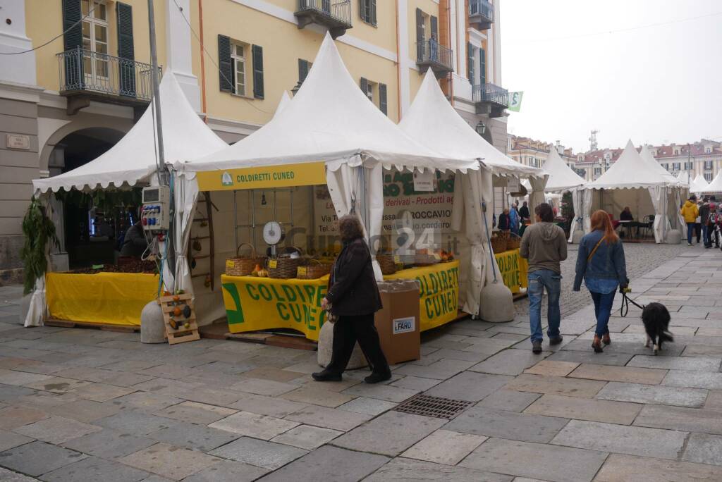 A Cuneo c&#8217;è la Fiera del Marrone: un giro tra gli stand di via Roma