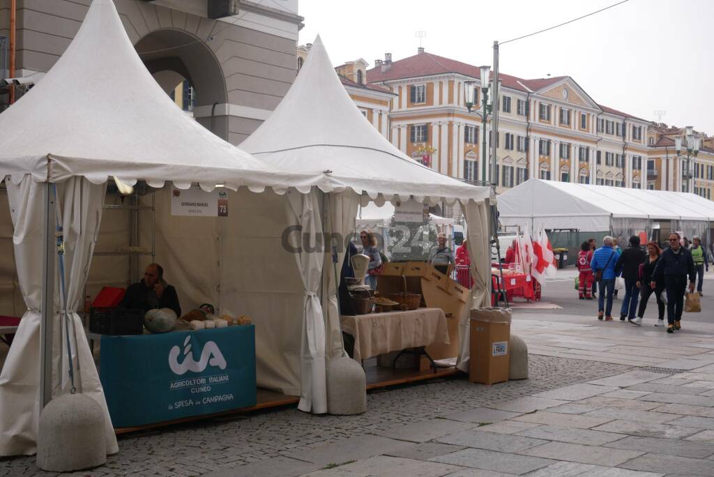 A Cuneo c&#8217;è la Fiera del Marrone: un giro tra gli stand di via Roma