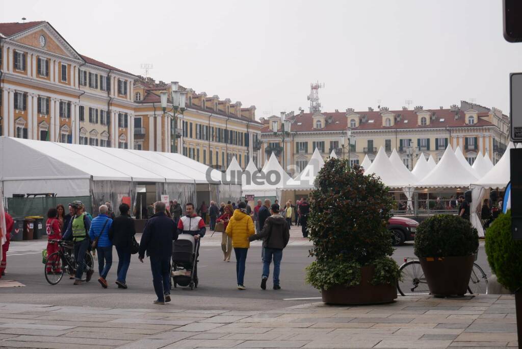 Cuneo, Fiera del Marrone 2022 - un giro tra gli stand di via Roma