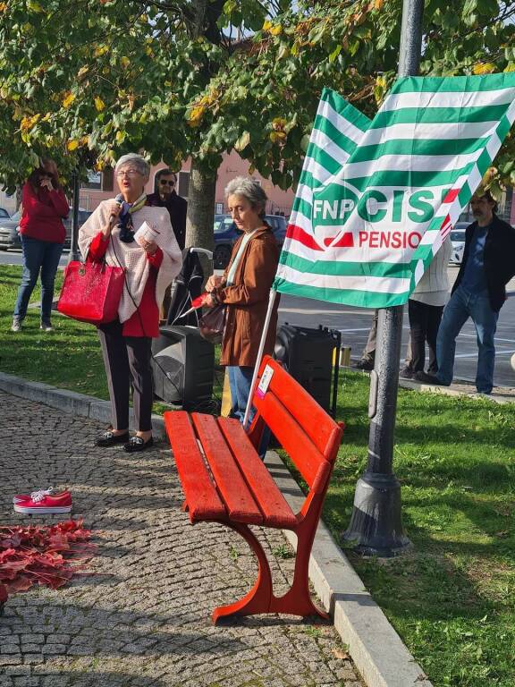 Anche Carrù ha la sua panchina rossa, simbolo contro la violenza
