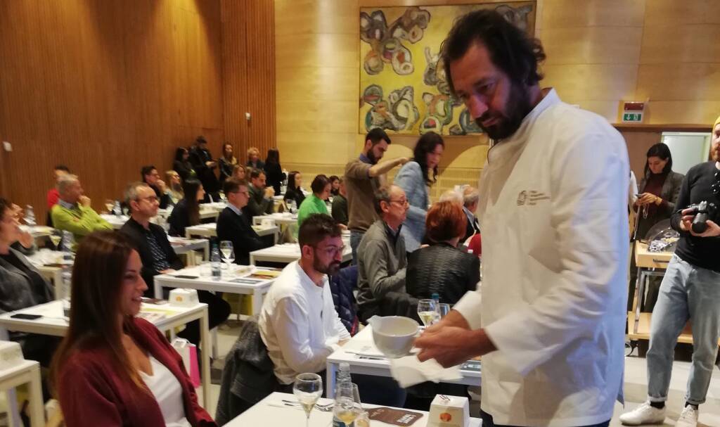 Lo chef Luigi Taglienti protagonista in cucina alla Fiera del Tartufo Bianco d’Alba