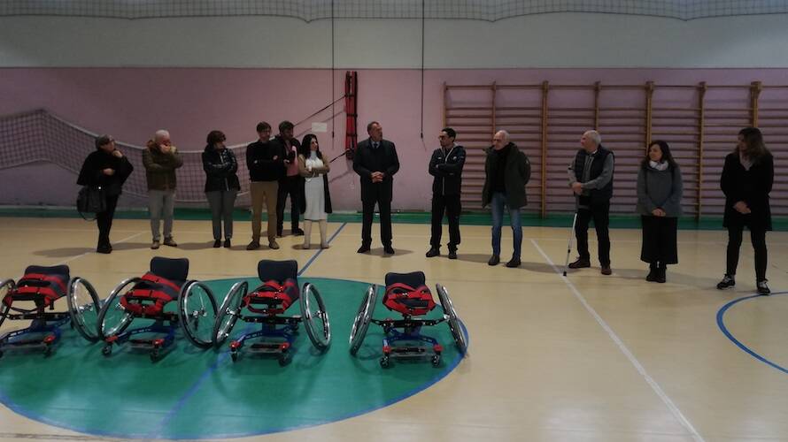 Il Comune di Bra dona alle scuole due carrozzine per fare sport per i giovani con disabilità