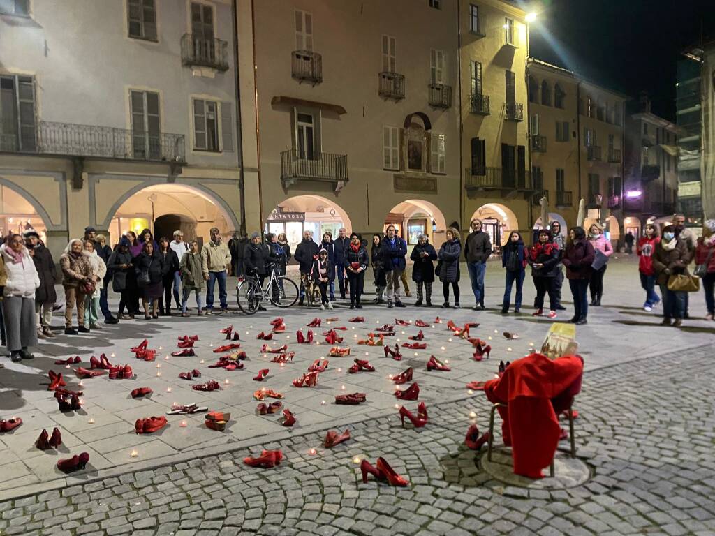Quelle scarpe rosse all’ombra della Torre civica di Savigliano contro la violenza sulle donne