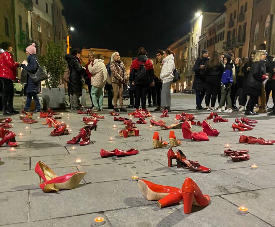 Quelle scarpe rosse all’ombra della Torre civica di Savigliano contro la violenza sulle donne