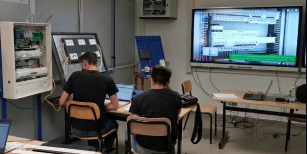 Il Vallauri di Fossano guarda al futuro di Elettrotecnica ed Elettronica: potenziati e modernizzati i laboratori