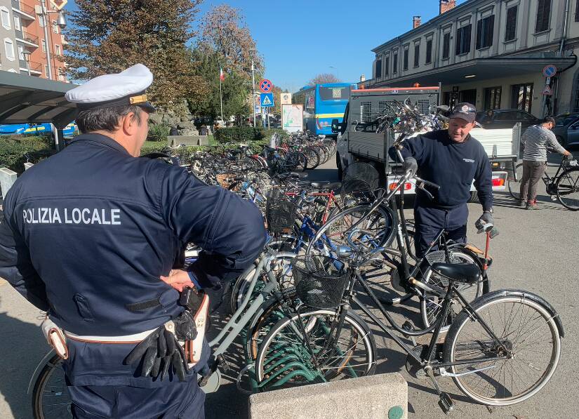 Polizia municipale Savigliano rimozione bici abbandonate