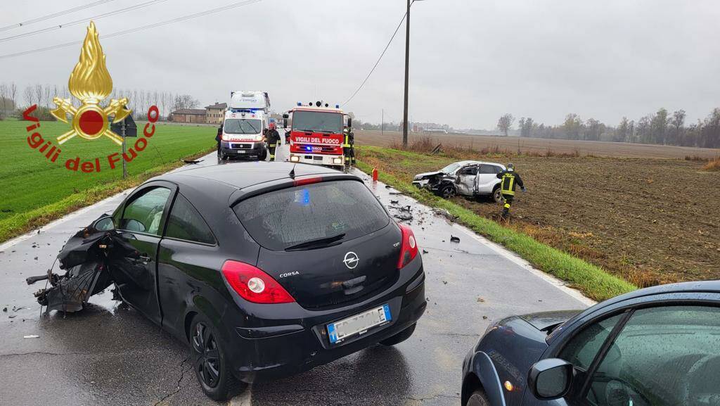 Due incidenti in via Torino a 200 metri di distanza: ci sono feriti ma non gravi