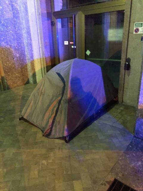 Sgomberata dalla Polizia locale una tenda collocata sotto i portici di corso Nizza a Cuneo