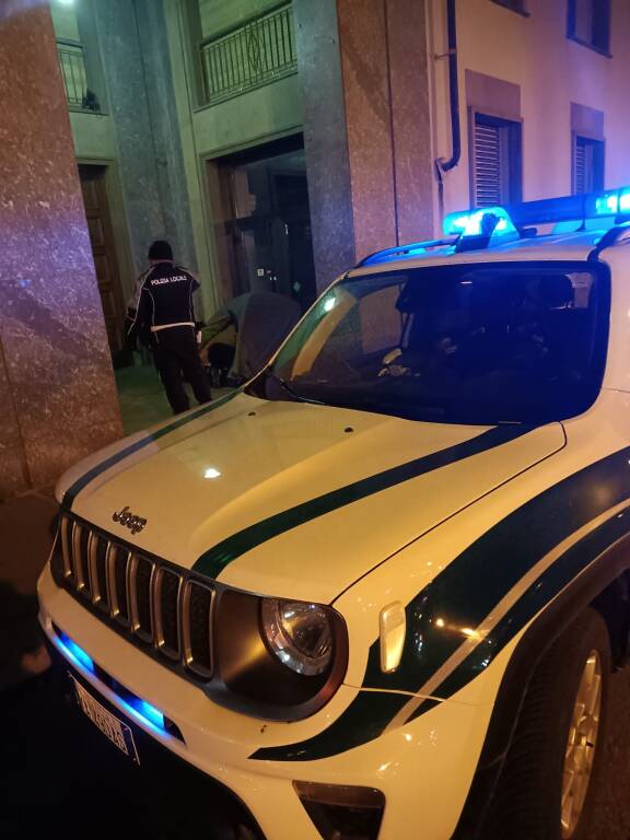 Sgomberata dalla Polizia locale una tenda collocata sotto i portici di corso Nizza a Cuneo