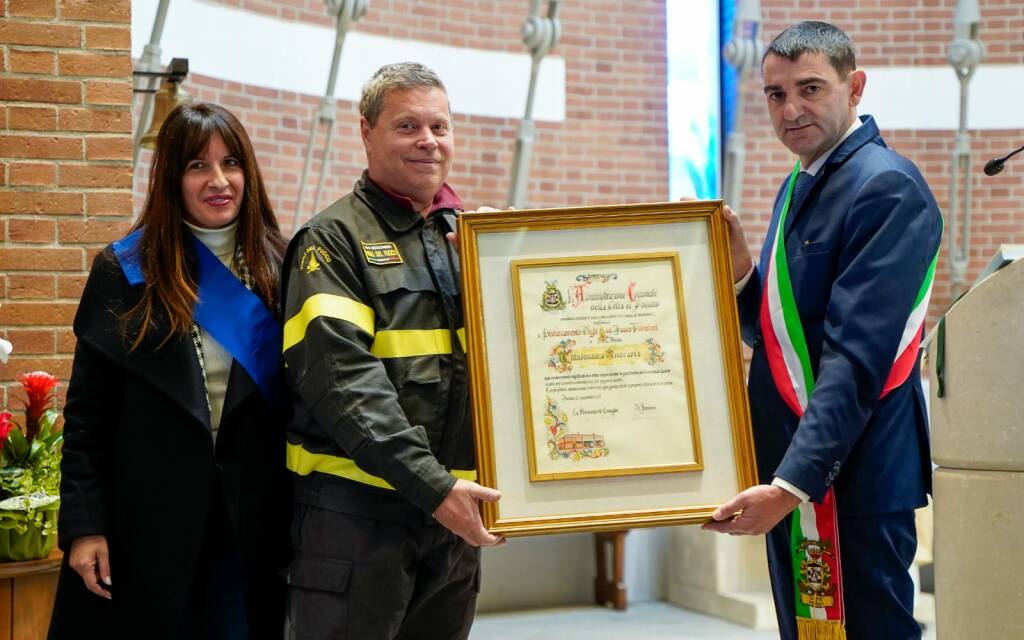 Fossano, il sindaco Tallone consegna la cittadinanza onoraria ai Vigili del Fuoco