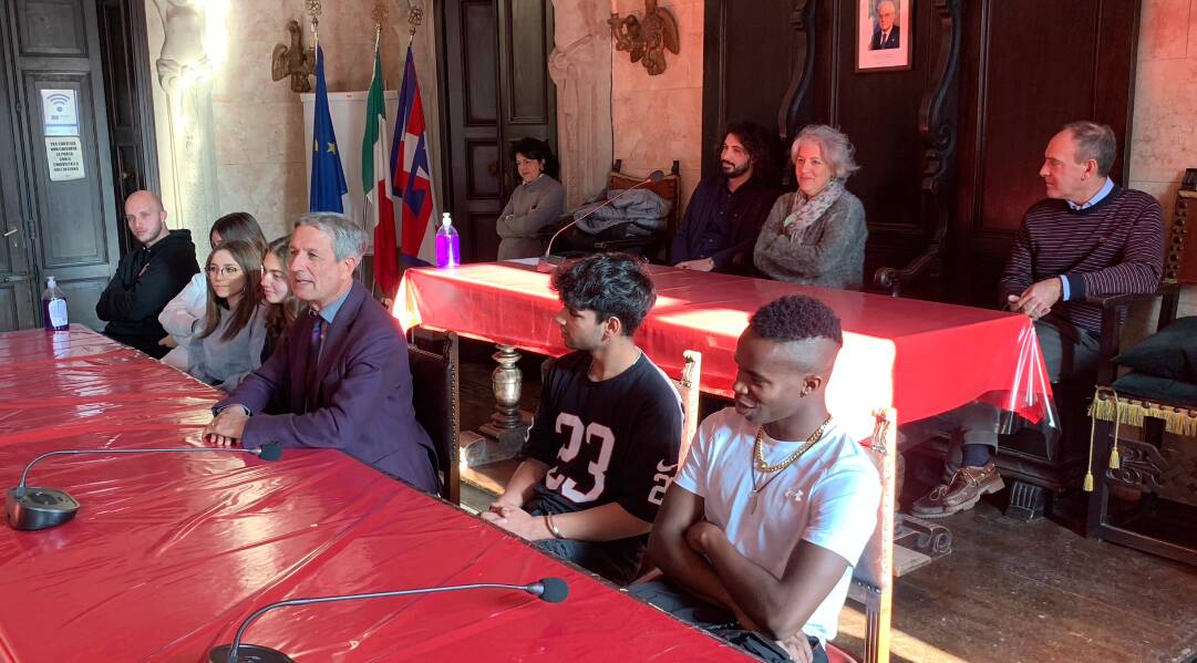 Dai libri alla pratica: gli studenti a lezione in Municipio a Savigliano