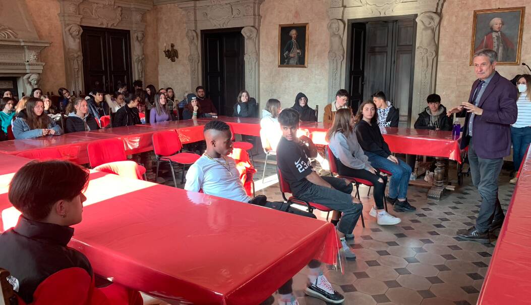 Dai libri alla pratica: gli studenti a lezione in Municipio a Savigliano