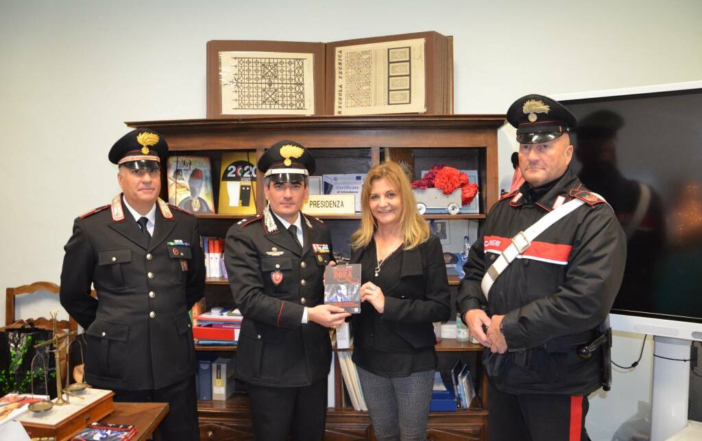 Carabinieri consegnano a scuole cuneesi libro su Generale Dalla Chiesa