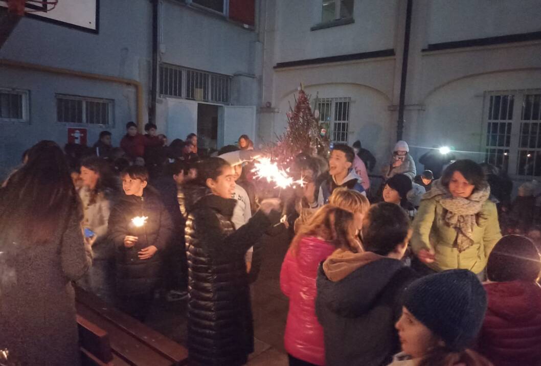 A Savigliano spunta un Albero di Natale con 200 bigliettini di sogni e speranze