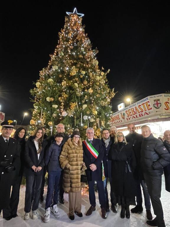 Con accensione dell’albero dono della famiglia Ferrero si accende il Natale di Alba