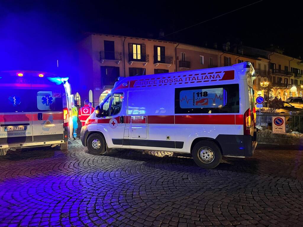 Donna investita da un’auto in piazza Italia a Boves, non è grave
