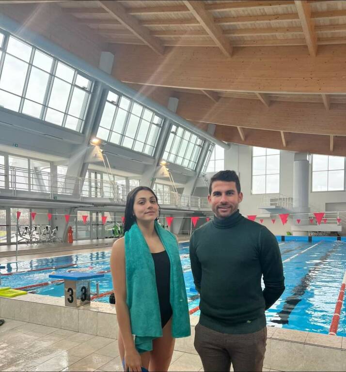 Carmen Rocchino, promessa del nuoto sincronizzato, si allena alla piscina di Mondovì
