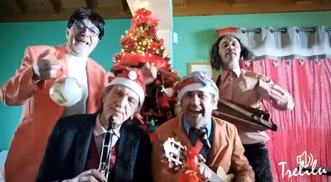 Auguri di Natale cantati da parte dei Trelilu