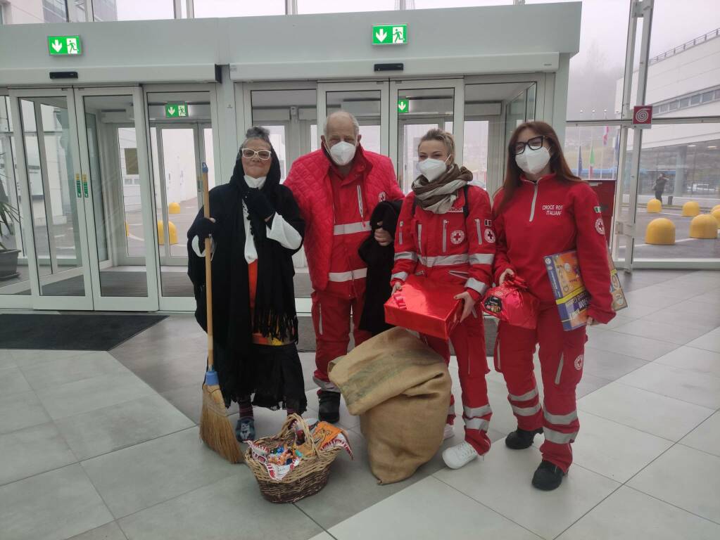 La Befana della Croce Rossa è atterrata all’Ospedale Michele e Pietro Ferrero