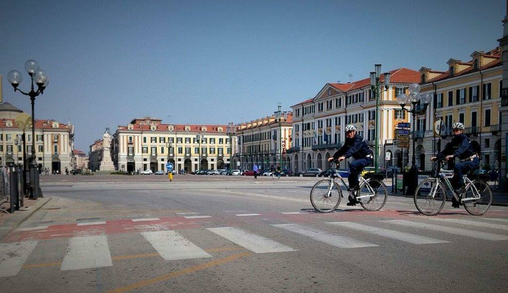 polizia locale cuneo in bici piazza galimberti
