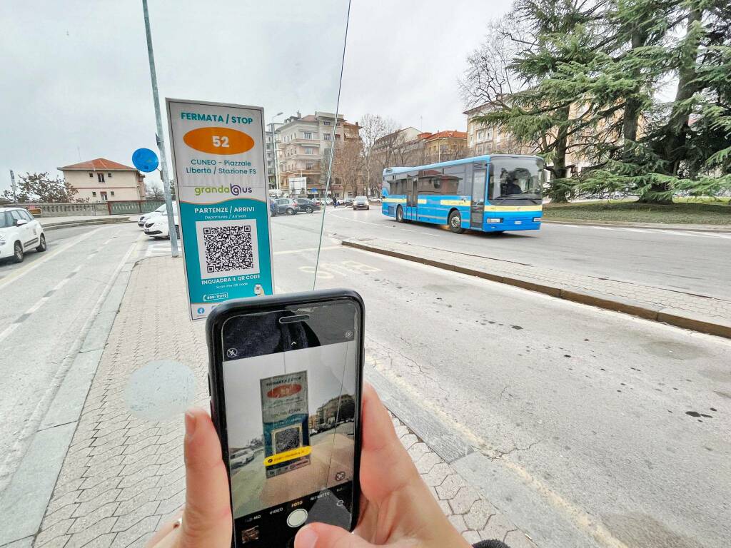 A Cuneo il QR code parlante che rivela in tempo reale la posizione dell’autobus