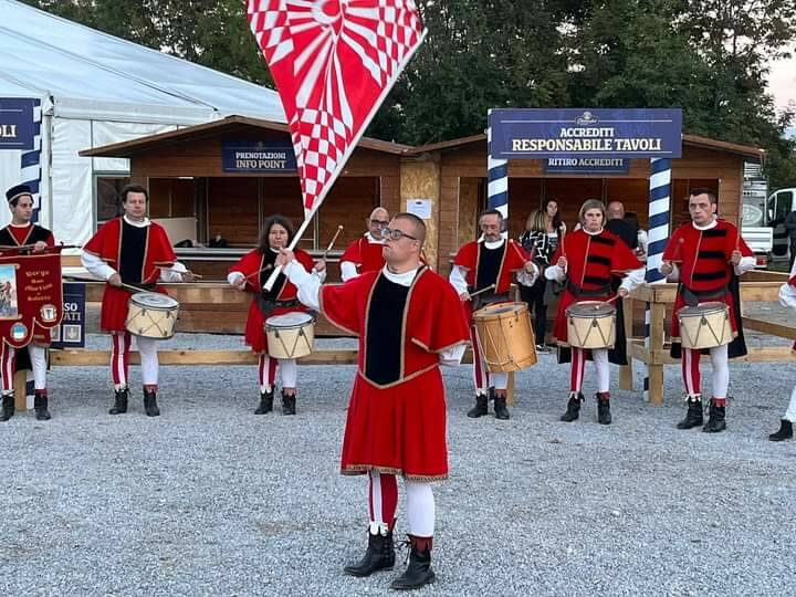 Le Nuvole Asd e sbandieratori e musici Borgo San Martino di Saluzzo protagonisti alla “giornata seminariale” di Savigliano