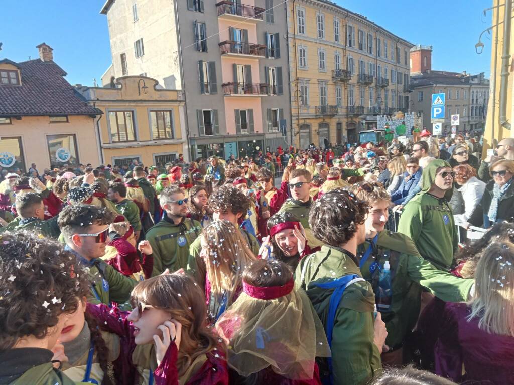 Migliaia di persone alla 1ª sfilata del Carnevale di Mondovì: le immagini