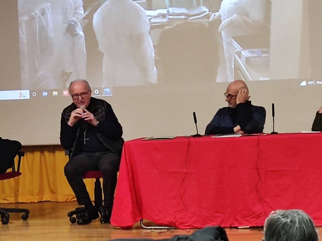 Da sinistra: il vescovo Derio Olivero e il giornalista Ezio Bernardi 
