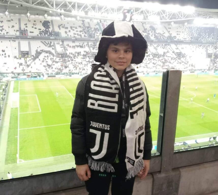 Il piccolo caragliese Gabriele in campo con gli idoli della Juventus, sua squadra del cuore