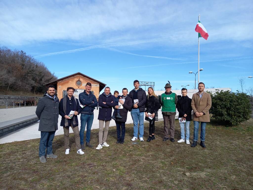 Un gruppo di giovani di Forza Italia al Memoriale della Divisione Cuneense