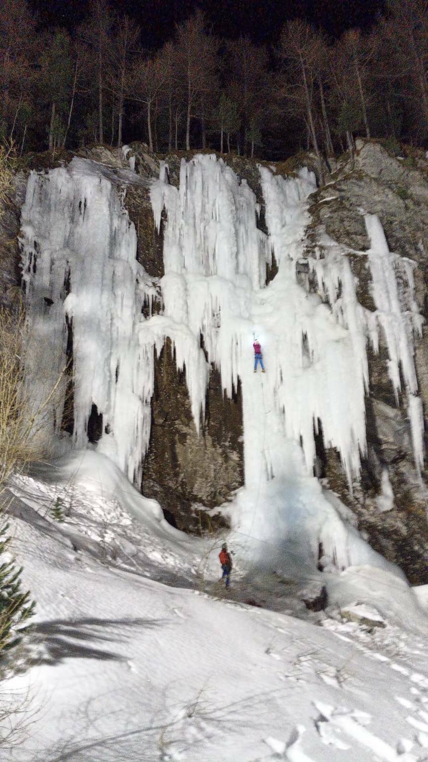 A Pontechianale la parete di ghiaccio diventa teatro di una sessione di arrampicata